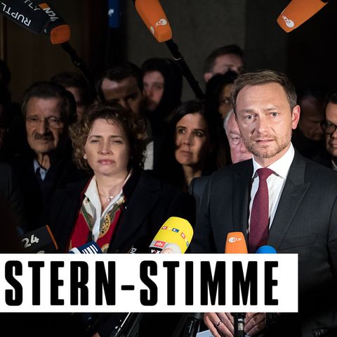 FDP-Chef Christian Lindner gibt - mit Mikros vor und Parteikollegen hinter sich - sein Statement zum Scheitern von Jamaika ab