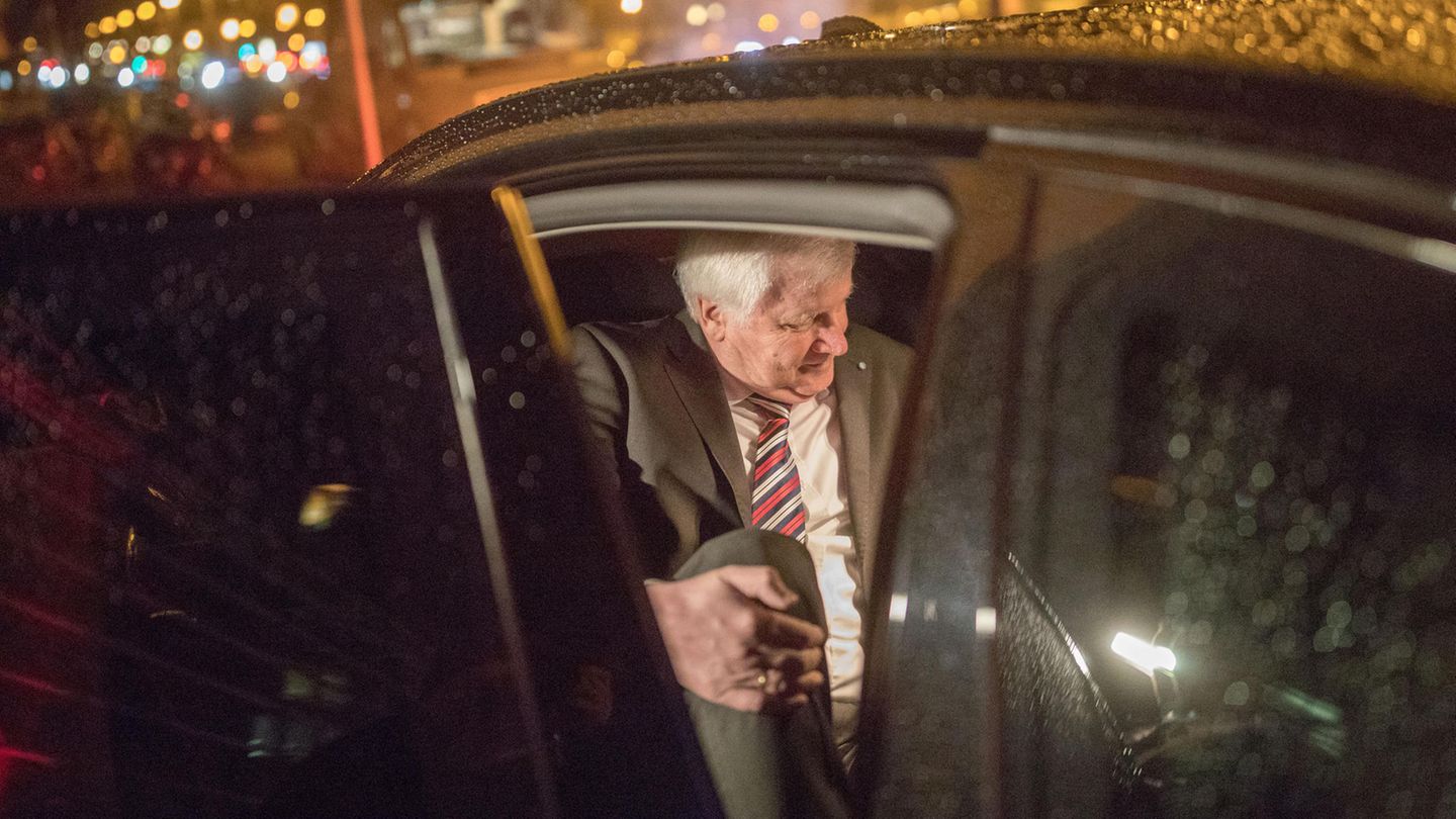CSU-Chef Horst Seehofer kommt nach dem Scheitern der Jamaika-Sondierung mit leeren Händen zurück nach München