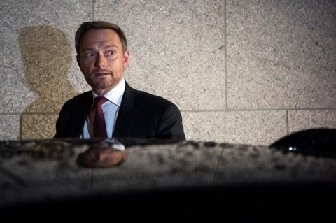 Christian Lindner steigt aus Limousine aus