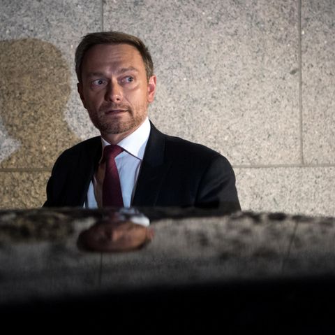 Christian Lindner steigt aus Limousine aus