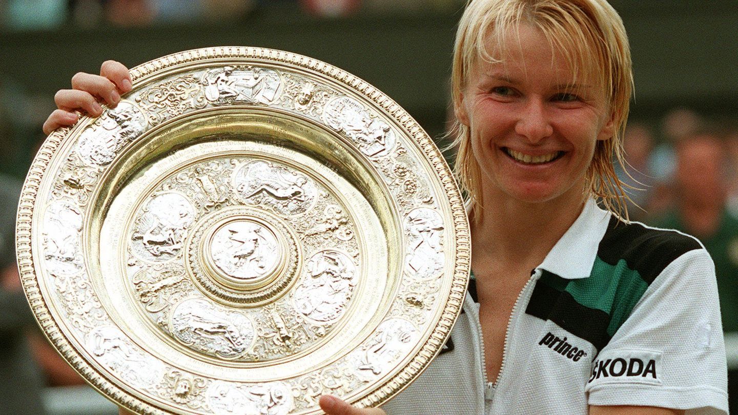 Jana Novotna mit der Wimbledon-Trophäe am 4. Juli 1998