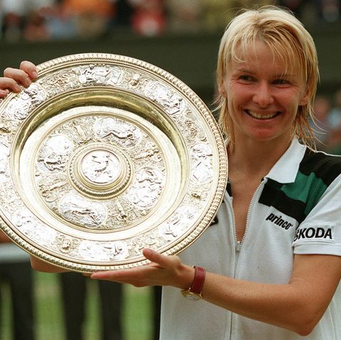 Jana Novotna mit der Wimbledon-Trophäe am 4. Juli 1998