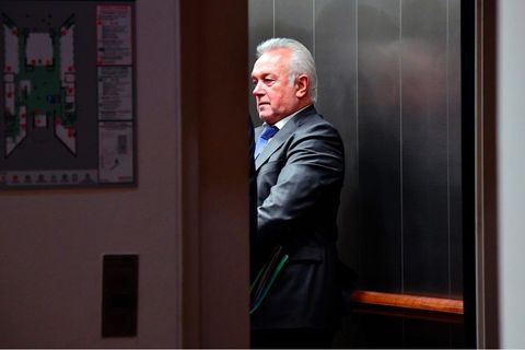 Wolfgang Kubicki von der FDP steht im Lift und verlässt die Jamaika-Sondierungen