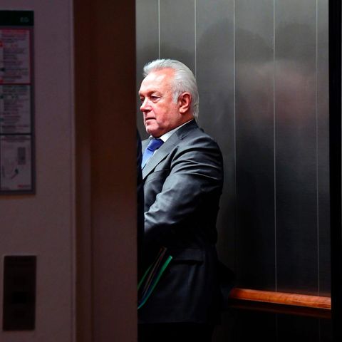 Wolfgang Kubicki von der FDP steht im Lift und verlässt die Jamaika-Sondierungen