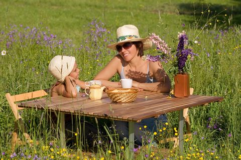 Mutter und Kind genießen das Landleben