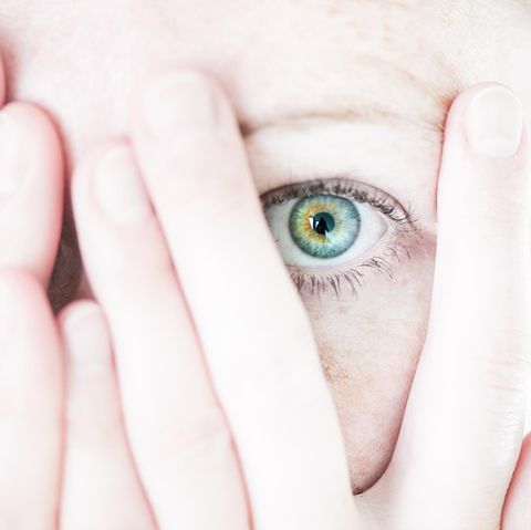 Phobien: Eine Frau hält sich ängstlich die Augen zu