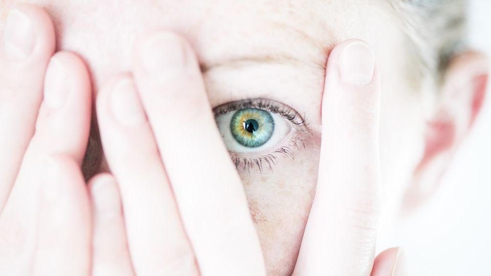 Phobien: Eine Frau hält sich ängstlich die Augen zu