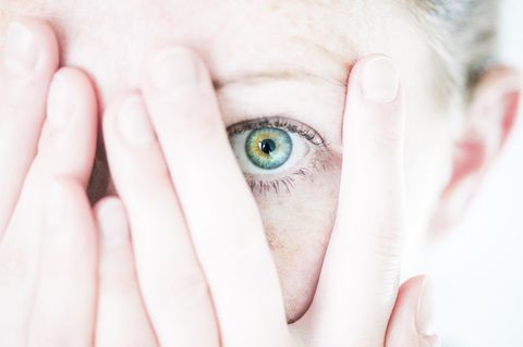 Phobien: Eine Frau hält sich ängstlich die Augen zu