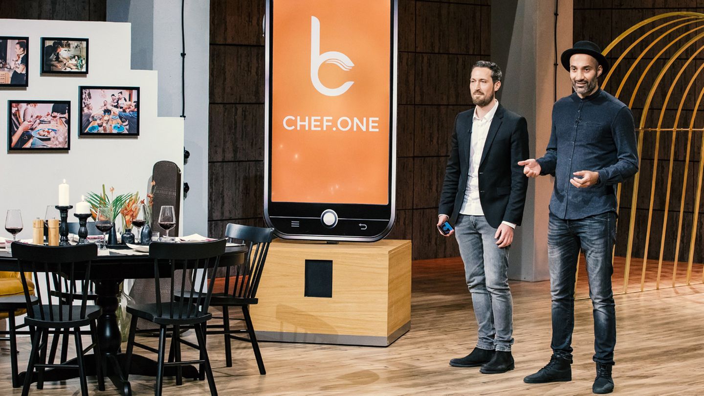 "Die Höhle der Löwen": Das Hamburger Start-up Chef.One bietet eine App, über die sich wildfremde Leute zum Abendessen in den privaten vier Wänden verabreden können. Frank Thelen und Judith Williams stiegen in der Sendung ein. Doch hinterher konnten sich die drei Parteien nicht auf eine gemeinsame strategische Ausrichtung einigen, sodass der Deal nicht zustande kam. Das Hamburger Start-up Chef.One bietet eine App, über die sich wildfremde Leute zum Abendessen in den privaten vier Wänden verabreden können. Frank Thelen und Judith Williams stiegen in der Sendung ein. Doch hinterher konnten sich die drei Parteien nicht auf eine gemeinsame strategische Ausrichtung einigen, sodass der Deal nicht zustande kam.