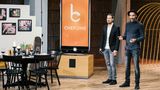 Das Hamburger Start-up Chef.One bietet eine App, über die sich wildfremde Leute zum Abendessen in den privaten vier Wänden verabreden können. Frank Thelen und Judith Williams stiegen in der Sendung ein. Doch hinterher konnten sich die drei Parteien nicht auf eine gemeinsame strategische Ausrichtung einigen, sodass der Deal nicht zustande kam.