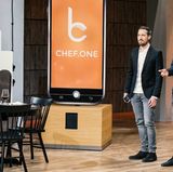 Das Hamburger Start-up Chef.One bietet eine App, über die sich wildfremde Leute zum Abendessen in den privaten vier Wänden verabreden können. Frank Thelen und Judith Williams stiegen in der Sendung ein. Doch hinterher konnten sich die drei Parteien nicht auf eine gemeinsame strategische Ausrichtung einigen, sodass der Deal nicht zustande kam.