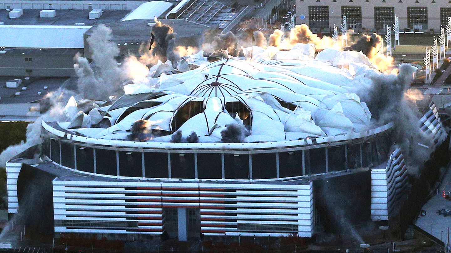 Der Georgia Dome in Atlanta fällt bei seiner Sprengungen in sich zusammen