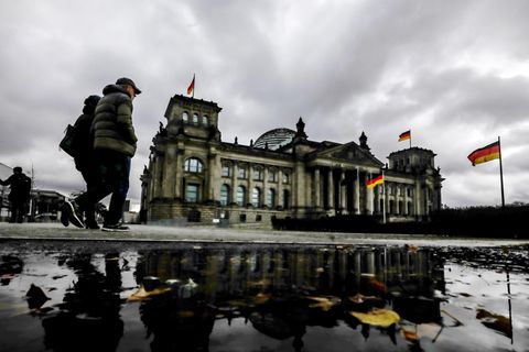 Dunkle Wolken hängen über dem Reichstagsgebäude, dem Sitz des Deutschen Bundestags