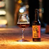 Pirat Brew, Crazy Bastard Chili Porter  Woher kommt das Bier? Schöneberg, Berlin  Wie viel Alkohol hat das Bier? 5,6 %  Was ist das Besondere? Trinidad Scorpio Chili, 1,2 Millionen Scoville    Wie schmeckt es? röstmalzsüffig, dezent rauchig, im Abgang angenehme Schärfe  Zu was passt es? Pannacotta, Risotto      Das sagt der Experte:  Das Bier wird von Pärchen in Berlin gebraut. Christina ist Spanierin, Andreas Schwede, beide vereint ihr Liebe zu Porter und Stouts, daher brauen sie ausschließlich dunkles Bier (bis auf eine Biersorte Berliner Weiße). Sie brauen meist nicht allein, sondern suchen sich Partner. Gemeinsam mit einem Chilisaucen-Hersteller haben sie dieses Chili-Bier gebraut und minimal mit 1,2 Millionen Scoville Chilis versetzt. Das Bier schmeckt kräftig nach Kaffee, mit schönen Bitterschokoladen-Noten, hintenraus kommt dann der Chili-Kick.  