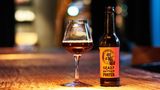 Pirat Brew, Crazy Bastard Chili Porter  Woher kommt das Bier? Schöneberg, Berlin  Wie viel Alkohol hat das Bier? 5,6 %  Was ist das Besondere? Trinidad Scorpio Chili, 1,2 Millionen Scoville    Wie schmeckt es? röstmalzsüffig, dezent rauchig, im Abgang angenehme Schärfe  Zu was passt es? Pannacotta, Risotto      Das sagt der Experte:  Das Bier wird von Pärchen in Berlin gebraut. Christina ist Spanierin, Andreas Schwede, beide vereint ihr Liebe zu Porter und Stouts, daher brauen sie ausschließlich dunkles Bier (bis auf eine Biersorte Berliner Weiße). Sie brauen meist nicht allein, sondern suchen sich Partner. Gemeinsam mit einem Chilisaucen-Hersteller haben sie dieses Chili-Bier gebraut und minimal mit 1,2 Millionen Scoville Chilis versetzt. Das Bier schmeckt kräftig nach Kaffee, mit schönen Bitterschokoladen-Noten, hintenraus kommt dann der Chili-Kick.  