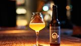 Wildwuchs, Altkanzler (Rauchbier)   Woher kommt das Bier? Hamburg   Wie viel Alkohol hat das Bier? 5,1 %  Was ist das Besondere? Der Hopfen sind aus eigenem Anbau    Wie schmeckt es? leicht, süßlich, rauchig  Zu was passt es? geräucherter Lachs, Rinderkraftbrühe, vegane Pasta      Das sagt der Experte:  Carl Friedrich Matthies braut seine Biere in der Nähe von Hamburg bei Lüneburg. Das Bier ist eine Hommage an den Altkanzler Helmut Schmidt. Es ist ein klassisches deutsches Bier, ein untergäriges Lager. Bei diesem Bier werden Rauchmalze, sogenannte Spezialmalze, verarbeitet, die dem Bier eine rauchige Note verleihen, die an Schinken oder geräucherten Fisch erinnern. Es schmeckt relativ mild, es geht noch sehr viel stärker. Das Bier ist trüb, es ist nicht pasteurisiert und gefiltert. Zudem ist es Bio-zertifiziert. Der Cascade-Hopfen, der verwendet wird, wird vom Braumeister selbst angebaut.  