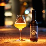 Wildwuchs, Altkanzler (Rauchbier)   Woher kommt das Bier? Hamburg   Wie viel Alkohol hat das Bier? 5,1 %  Was ist das Besondere? Der Hopfen sind aus eigenem Anbau    Wie schmeckt es? leicht, süßlich, rauchig  Zu was passt es? geräucherter Lachs, Rinderkraftbrühe, vegane Pasta      Das sagt der Experte:  Carl Friedrich Matthies braut seine Biere in der Nähe von Hamburg bei Lüneburg. Das Bier ist eine Hommage an den Altkanzler Helmut Schmidt. Es ist ein klassisches deutsches Bier, ein untergäriges Lager. Bei diesem Bier werden Rauchmalze, sogenannte Spezialmalze, verarbeitet, die dem Bier eine rauchige Note verleihen, die an Schinken oder geräucherten Fisch erinnern. Es schmeckt relativ mild, es geht noch sehr viel stärker. Das Bier ist trüb, es ist nicht pasteurisiert und gefiltert. Zudem ist es Bio-zertifiziert. Der Cascade-Hopfen, der verwendet wird, wird vom Braumeister selbst angebaut.  