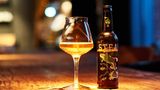 Steamworks, Killer Cucumber Ale  Woher kommt das Bier? Aus einer Familienbrauerei in Vancouver, Kanada  Wie viel Alkohol hat das Bier? 4,7 %  Was ist das Besondere? Es ist mit Gurken versetzt  Wie schmeckt es? frisch-gurkig, weich-süß, leicht  Zu was passt es? Tomaten-Brotsalat, Pastrami-Laugenstulle, leichte Pasta, Salat      Das sagt der Experte Biersommelier Daniel Elich:  Das Steamworks Cucumber Ale kommt aus Vancouver, Kanada. Das besondere an Steamworks: Es gibt drei Braustätten mit drei Braumeistern, die alle unabhängig ihre Bierstile und Rezepte ausprobieren können. Das Cucumber Ale das in Europa erfolgreichsten Bier von Steamworks. Seit drei Jahren werden die Steamworks-Biere in Europa vertrieben. Das Cucumber Ale wird im Lagertank mit Gurken versetzt und kriegt dadurch einen besonderen Frische-Kick. 