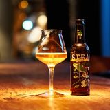 Steamworks, Killer Cucumber Ale  Woher kommt das Bier? Aus einer Familienbrauerei in Vancouver, Kanada  Wie viel Alkohol hat das Bier? 4,7 %  Was ist das Besondere? Es ist mit Gurken versetzt  Wie schmeckt es? frisch-gurkig, weich-süß, leicht  Zu was passt es? Tomaten-Brotsalat, Pastrami-Laugenstulle, leichte Pasta, Salat      Das sagt der Experte Biersommelier Daniel Elich:  Das Steamworks Cucumber Ale kommt aus Vancouver, Kanada. Das besondere an Steamworks: Es gibt drei Braustätten mit drei Braumeistern, die alle unabhängig ihre Bierstile und Rezepte ausprobieren können. Das Cucumber Ale das in Europa erfolgreichsten Bier von Steamworks. Seit drei Jahren werden die Steamworks-Biere in Europa vertrieben. Das Cucumber Ale wird im Lagertank mit Gurken versetzt und kriegt dadurch einen besonderen Frische-Kick. 