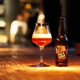 Next Level Brewing, Five O'Clock (Earl Grey IPA)  Woher kommt das Bier? Wien, Österreich  Wie viel Alkohol hat das Bier? 6,1 %  Was ist das Besondere? Mit fermentierten Earl-Grey-Teeblättern    Wie schmeckt es? Schwarzer Tee, Orangen-Noten, weich-schlank, leichte Fallobstnoten, leichte Bitterkeit  Zu was passt es? scharfes asiatisches Essen      Das sagt der Experte:  Man möchte vermuten, dass dieses Bier aus England stammt, es kommt aber aus Wien. Es ist ein Pale Ale, das mit Earl-Grey-Teeblättern versetzt ist. Es schmeckt nach Bergamotte und Orange. Das Bier passt durch die leichten Teenoten zu asiatisch-scharfem Essen. 