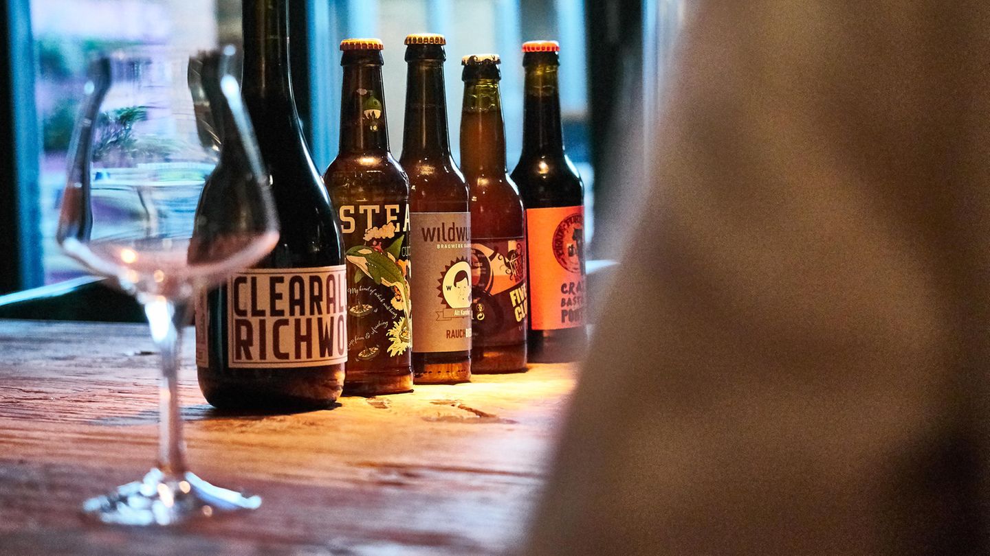 Fünf verschiedene Craft Biere, besser gesagt Kreativbiere, aus Vancouver, Berlin, Hamburg und Wien haben wir mit dem Biersommelier Daniel Elich verkostet. So besonders der Geschmack der Biere ist, so sind auch deren Namen: Killer Cucumber Ale, Altkanzler, Clear Alcohol Are For Rich Women On Diet, Five O'Clock und Crazy Bastard Chili Porter.