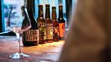 Fünf verschiedene Craft Biere, besser gesagt Kreativbiere, aus Vancouver, Berlin, Hamburg und Wien haben wir mit dem Biersommelier Daniel Elich verkostet. So besonders der Geschmack der Biere ist, so sind auch deren Namen: Killer Cucumber Ale, Altkanzler, Clear Alcohol Are For Rich Women On Diet, Five O'Clock und Crazy Bastard Chili Porter.