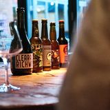 Fünf verschiedene Craft Biere, besser gesagt Kreativbiere, aus Vancouver, Berlin, Hamburg und Wien haben wir mit dem Biersommelier Daniel Elich verkostet. So besonders der Geschmack der Biere ist, so sind auch deren Namen: Killer Cucumber Ale, Altkanzler, Clear Alcohol Are For Rich Women On Diet, Five O'Clock und Crazy Bastard Chili Porter.