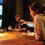 Biersommelier Daniel Elich (links) hat uns die Welt der ungewöhnlichen Kreativbiere gezeigt. Dreimal im Jahr hat man die Möglichkeit, bei den sogenannten "Craft Beer Days" in den Höfen des "Alten Mädchens" sich durch die verschiedenen Craft Biere zu probieren.