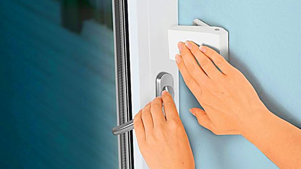 Um das Fenster zu öffnen, muss der Schnapper an die Wand gedrückt werden.
