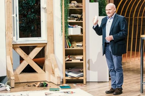 Detlev Sommer demonstriert den Fenster-Schnapper