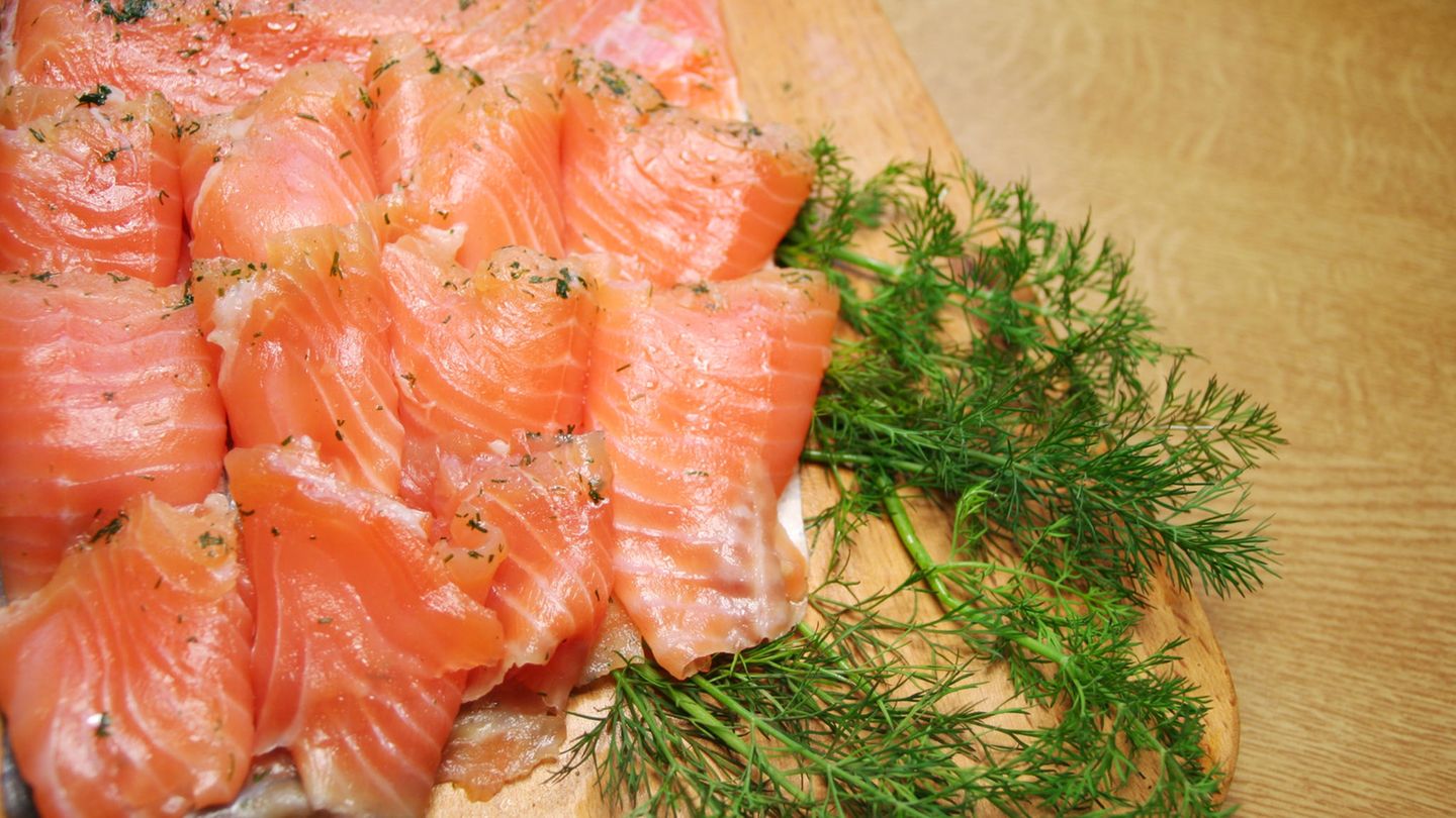 Norwegen  Wer in Norwegen im Büro arbeitet, isst selten auswärts Mittag. Normalerweise bringen die Arbeiter Essen von zu Hause mit: Fisch, Fleisch, Eier oder Gemüse auf Brot. Dazu wird häufig Milch getrunken.