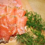 Norwegen  Wer in Norwegen im Büro arbeitet, isst selten auswärts Mittag. Normalerweise bringen die Arbeiter Essen von zu Hause mit: Fisch, Fleisch, Eier oder Gemüse auf Brot. Dazu wird häufig Milch getrunken.