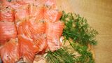 Norwegen  Wer in Norwegen im Büro arbeitet, isst selten auswärts Mittag. Normalerweise bringen die Arbeiter Essen von zu Hause mit: Fisch, Fleisch, Eier oder Gemüse auf Brot. Dazu wird häufig Milch getrunken.