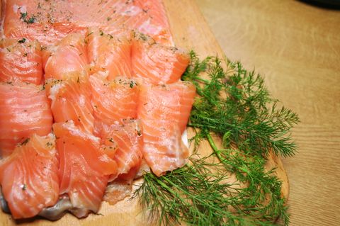 Norwegen  Wer in Norwegen im Büro arbeitet, isst selten auswärts Mittag. Normalerweise bringen die Arbeiter Essen von zu Hause mit: Fisch, Fleisch, Eier oder Gemüse auf Brot. Dazu wird häufig Milch getrunken.