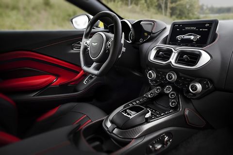 Das Cockpit zeigt die technische Verwandtschaft zu Mercedes