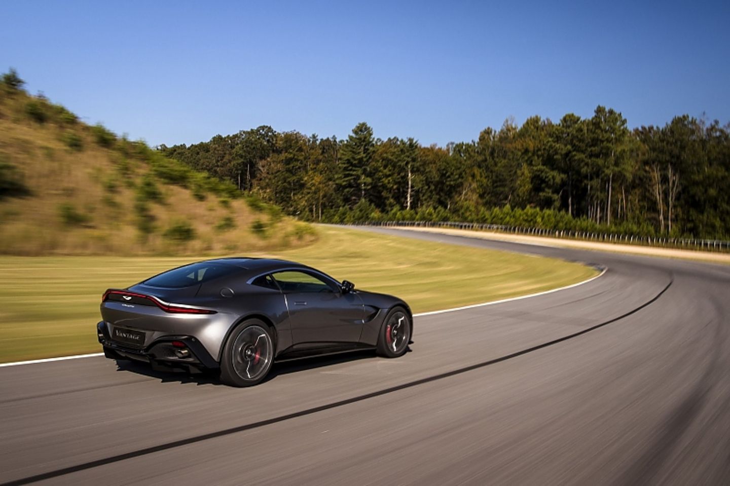 Der Aston Martin Vantage ost 314 km/h schnell