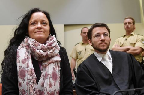 NSU-Prozess: Beate Zschäpe im Gerichtssaal neben ihrem Anwalt Mathias Grasel