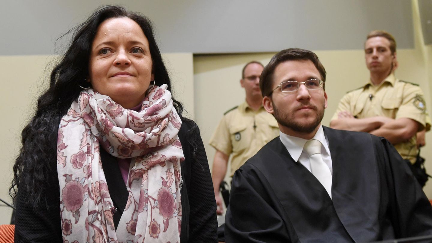 NSU-Prozess: Beate Zschäpe im Gerichtssaal neben ihrem Anwalt Mathias Grasel