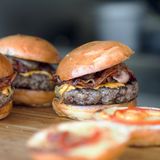 Australien  80 Prozent der Australier haben nur eine Pause von 30 Minuten oder weniger, das bedeutet, Mittagessen muss schnell gehen: Burger, Sandwiches, Wraps oder Hot Dogs sind die häufigste Wahl. Die Arbeiter bringen sich auch gern Essen vom Vortag von zu Hause mit.