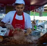 Brasilien  Die Brasilianer essen niemals am Schreibtisch oder beim Gehen. Jede Mahlzeit, und sei es nur ein Gericht von einem Streetfood-Stand, wird vor Ort und meist im Sitzen eingenommen. Normalerweise trinken sie auch keinen Kaffee to go. 