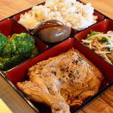 China und Taiwan  Die sogenannten Biandang oder chinesischen Bentoboxen werden für wenig Geld an Kiosken verkauft. Normalerweise sind diese aus Styropor und enthalten vier verschiedene Kammern: eine für Reis, eine für Fleisch und die anderen zwei für Gemüse, Eingelegtes oder Dampfknödel.