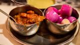 Indien  In Indien bringen die sogenannten Dabbawallas das Mittagessen zu den Arbeitern. Das Essen wird meist von Frauen zu Hause frisch gekocht. Die Metallboxen enthalten meist Reis, scharfes Fleisch, Currys und Gemüse, dazu gibt es Chapati, ein Fladenbrot. Ausgeliefert wird das Essen zu Fuß oder mit dem Fahrrad. Erstaunlicherweise kommt es dabei selten zu Fehlern. Das Dabbawalla-Netzwerk ist das effizienteste Logistik-System der Welt. Lesen Sie mehr dazu hier!