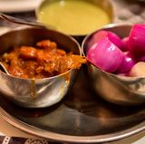 Indien  In Indien bringen die sogenannten Dabbawallas das Mittagessen zu den Arbeitern. Das Essen wird meist von Frauen zu Hause frisch gekocht. Die Metallboxen enthalten meist Reis, scharfes Fleisch, Currys und Gemüse, dazu gibt es Chapati, ein Fladenbrot. Ausgeliefert wird das Essen zu Fuß oder mit dem Fahrrad. Erstaunlicherweise kommt es dabei selten zu Fehlern. Das Dabbawalla-Netzwerk ist das effizienteste Logistik-System der Welt. Lesen Sie mehr dazu hier!