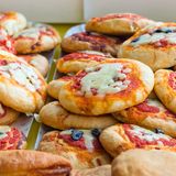 Italien  Bis vor ein paar Jahren haben um die 75 Prozent der Italiener zu Hause zu Mittag gegessen. Vor allem Arbeiter, die in Kleinstädten oder in Dörfern gearbeitet haben. Eine Lunchpause von 13.30 Uhr bis 15.30 Uhr war daher nicht unüblich. In Großstädten ist diese Tradition verloren gegangen. Dort wird Mittagessen als tavola calda, also heißer Tisch, angeboten. Es gibt Pizza, Fleisch und Salate.