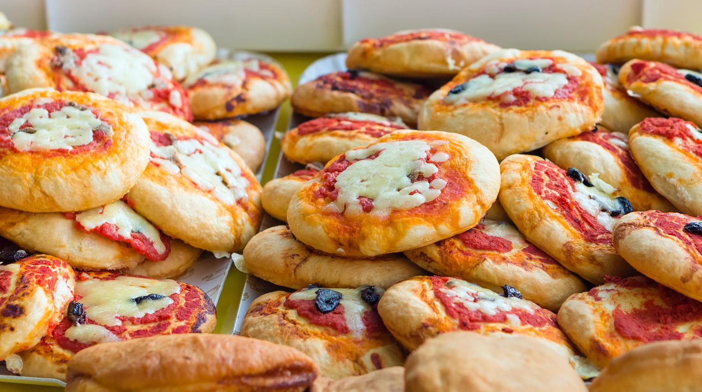 Italien  Bis vor ein paar Jahren haben um die 75 Prozent der Italiener zu Hause zu Mittag gegessen. Vor allem Arbeiter, die in Kleinstädten oder in Dörfern gearbeitet haben. Eine Lunchpause von 13.30 Uhr bis 15.30 Uhr war daher nicht unüblich. In Großstädten ist diese Tradition verloren gegangen. Dort wird Mittagessen als tavola calda, also heißer Tisch, angeboten. Es gibt Pizza, Fleisch und Salate.