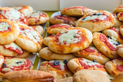 Italien  Bis vor ein paar Jahren haben um die 75 Prozent der Italiener zu Hause zu Mittag gegessen. Vor allem Arbeiter, die in Kleinstädten oder in Dörfern gearbeitet haben. Eine Lunchpause von 13.30 Uhr bis 15.30 Uhr war daher nicht unüblich. In Großstädten ist diese Tradition verloren gegangen. Dort wird Mittagessen als tavola calda, also heißer Tisch, angeboten. Es gibt Pizza, Fleisch und Salate.