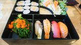 Japan  Das typische Mittagessen in Japan sind die Bentoboxen. Das sind kleine Häppchen in einer Box wie Reis, Fisch oder Fleisch, eingelegtes oder gekochtes Gemüse. Traditionell wurden die Bentoboxen aus Holz hergestellt, später wurden diese durch Aluminium und Plastik ersetzt. Zwar kann man die Boxen auch zu Hause zubereiten, sie werden aber meist in Restaurants, im Supermarkt und sogar im Zug verkauft. 