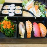 Japan  Das typische Mittagessen in Japan sind die Bentoboxen. Das sind kleine Häppchen in einer Box wie Reis, Fisch oder Fleisch, eingelegtes oder gekochtes Gemüse. Traditionell wurden die Bentoboxen aus Holz hergestellt, später wurden diese durch Aluminium und Plastik ersetzt. Zwar kann man die Boxen auch zu Hause zubereiten, sie werden aber meist in Restaurants, im Supermarkt und sogar im Zug verkauft. 