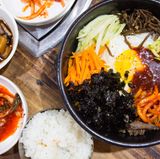 Korea  Die Koreaner haben ihre ganz eigene Version der japanischen Bentobox. In Korea heißt sie Dosirak. Anders als in Japan, wird in Korea alles miteinander vermengt: Reis, Gemüse, getrockneter Seetang, Kimchi (fermentierter Chinakohl), Ingwer, Knoblauch und Gochujang, eine koreanische Chilipaste. Am besten isst man das Gericht mit einem Löffel.
