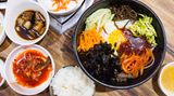 Korea  Die Koreaner haben ihre ganz eigene Version der japanischen Bentobox. In Korea heißt sie Dosirak. Anders als in Japan, wird in Korea alles miteinander vermengt: Reis, Gemüse, getrockneter Seetang, Kimchi (fermentierter Chinakohl), Ingwer, Knoblauch und Gochujang, eine koreanische Chilipaste. Am besten isst man das Gericht mit einem Löffel.